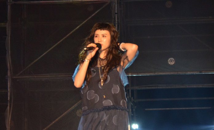 最美麗海灣音樂會5日晚間在澎湖觀音亭舉行，由知名創作女歌手魏如昀開場演唱，炒熱現場氣氛。