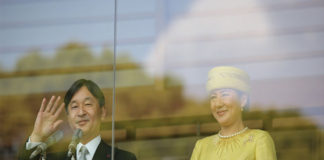 日本新日皇伉儷接受民眾慶賀。