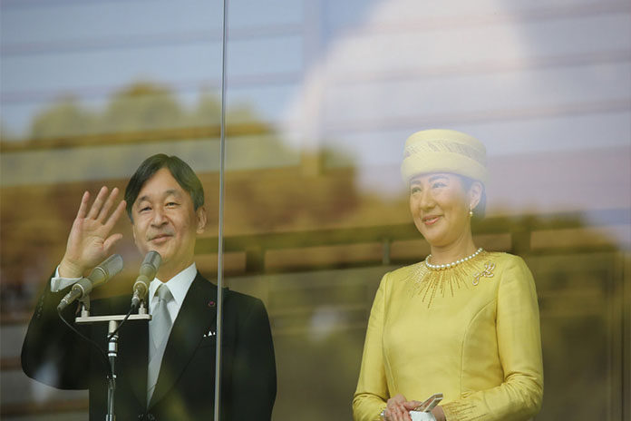 日本新日皇伉儷接受民眾慶賀。