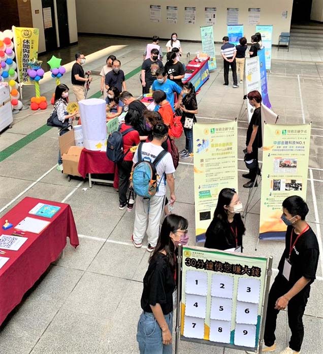 亞大管理學院,提供學生體驗AI管理平台與金融科技介紹。圖/亞洲大學提供