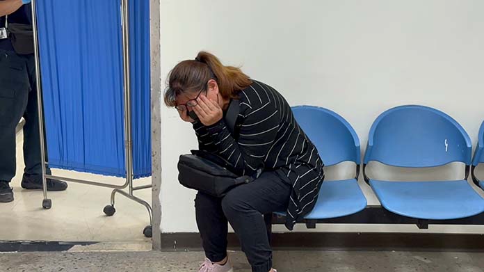 兒子遭施虐、囚禁,中槍後墜樓慘死,丁母傷心欲絕。(圖/記者陳聖璋攝)
