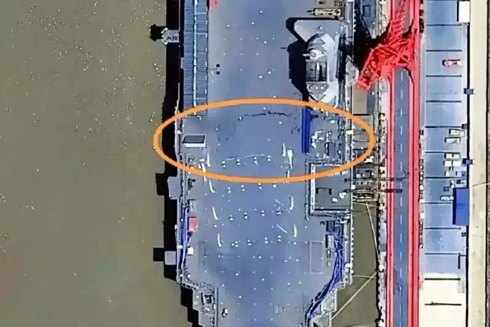 前網路瘋傳大陸自製航艦福建號甲板出現巨大裂痕的相片。圖／取自推特