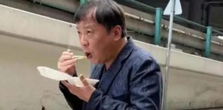 擁有1600億資產的上海隱形富豪劉益謙，在街邊看到便當好吃就買來吃了起來。（取材今日頭條）