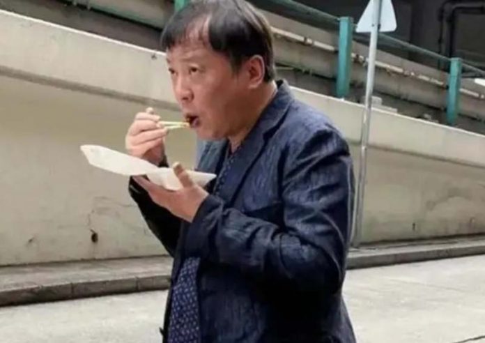 擁有1600億資產的上海隱形富豪劉益謙，在街邊看到便當好吃就買來吃了起來。（取材今日頭條）