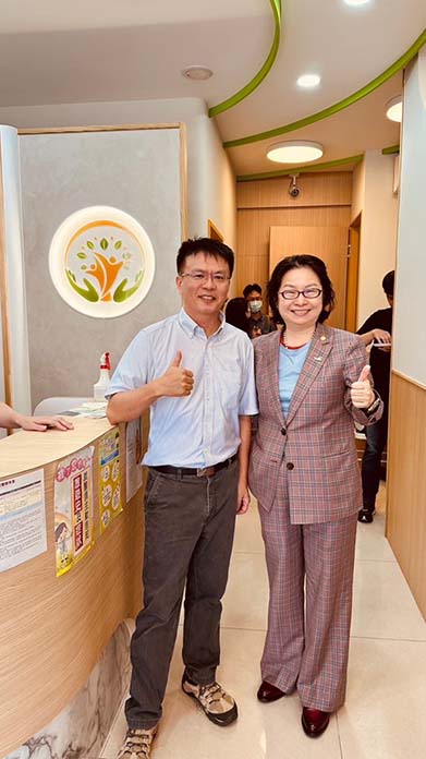呂醫師與法律顧問蔡慧玲律師合影