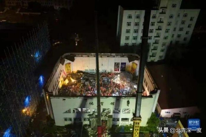 圖為23日下午坍塌的齊齊哈爾卅四中學體育館。圖／取材北京青年報