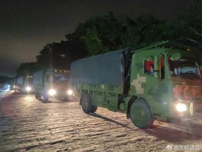 東部戰區自27日晚，已開始為「抗颱」做準備，圖為軍車運送相關物資設備到可能遭遇襲擊的縣市。圖／取材東部戰區微博