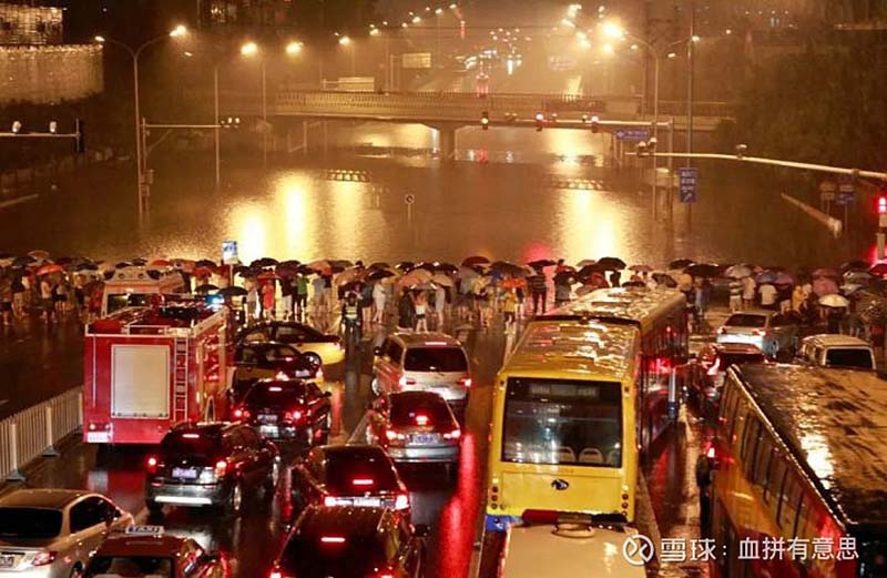 北京今次暴雨,雨量超過2012年的「7.21特大暴雨」。圖為當年廣渠門橋下淹水達4公尺。圖/轉引網易