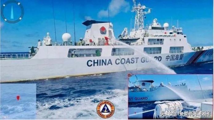 菲國運送物資到仁愛礁暗沙旁的「馬德雷山號」補給，中國海警航擋在路上以高射水炮攔截。圖／取材網易