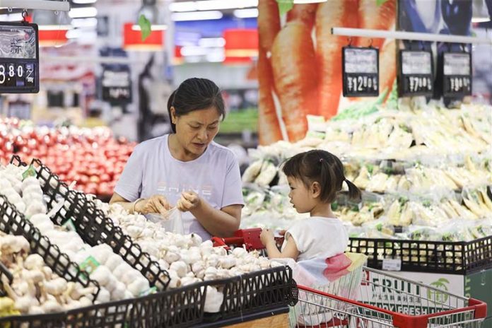 中國7月CPI年減0.3%，是2021年2月以來再度陷入負成長。圖為山西民眾在超市選購。圖/中新社