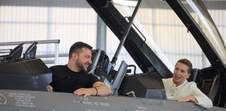 8月20日，烏克蘭總統澤倫斯基在丹麥皇家空軍基地視察烏克蘭飛行員F-16的訓練計劃，並與丹麥首相試乘戰機。圖／取自烏克蘭國防部