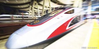 美媒描述，雷蒙多乘坐的巨大雪佛蘭車直接停在火車月台，登上時速350公里的高鐵，體驗如何在4個半小時內走完相當於紐約到亞特蘭大或芝加哥的長途旅程。圖／網易