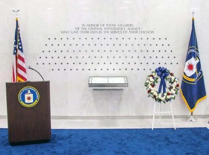 美國CIA總部掛滿黑星的大理石牆，馬克南是牆上掛的第一顆黑星。圖／引自觀察者網