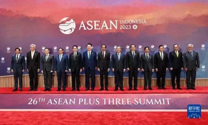 「東協─中日韓」（10+3）峰會6日開幕，與會各國領導人合影。圖／新華網