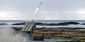 在挪威，NASMS 防空系統發射一枚 AIM-9X SIDEWINDER飛彈。圖／取自雷神公司官網