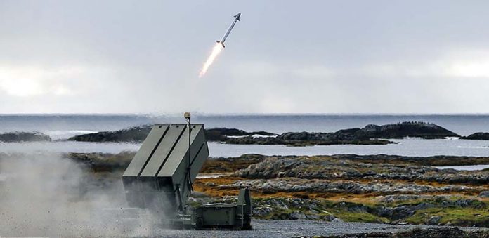 在挪威，NASMS 防空系統發射一枚 AIM-9X SIDEWINDER飛彈。圖／取自雷神公司官網