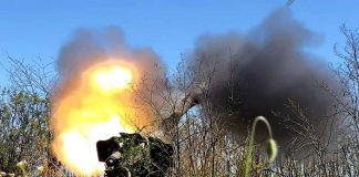 俄烏戰爭僵持，圖為烏克蘭砲兵在半天內摧毀了3座俄軍的火藥庫。圖／取自烏克蘭國防部