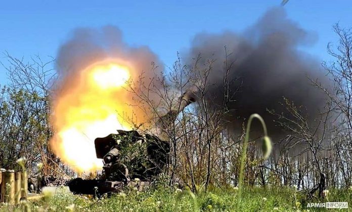 俄烏戰爭僵持，圖為烏克蘭砲兵在半天內摧毀了3座俄軍的火藥庫。圖／取自烏克蘭國防部