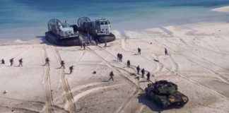 大陸海軍陸戰隊在最近的演習中模擬登島作戰。圖／中國海軍官方微博