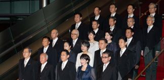 岸田文雄（前排中）13日啟動內閣改組，並在東京首相官邸率閣僚合影。圖／取自新華社