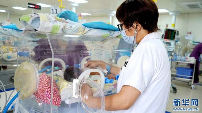 大陸醫護人員照顧新生兒。圖／新華網資料照