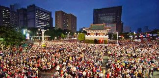 中國國花黨15日舉行「中華民國推動兩岸和平大會」，3萬民眾群聚凱道相挺。 圖／獨家報導提供