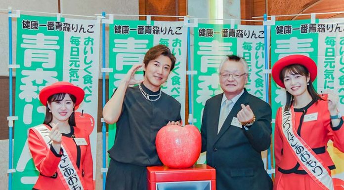 青森縣蘋果對策協議會長加川雅人(右2)與陳鴻(左2)及來自日本的蘋果小姐
