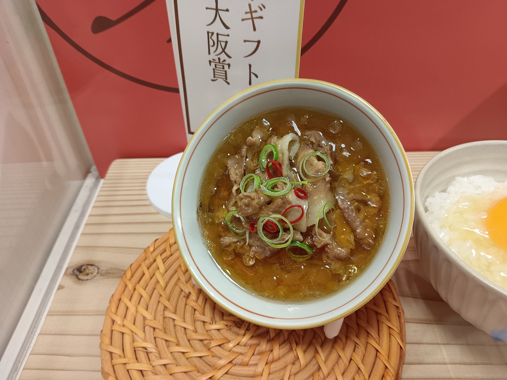 搭配一碗生蛋拌飯,是「肉吸」最受歡迎的吃法。