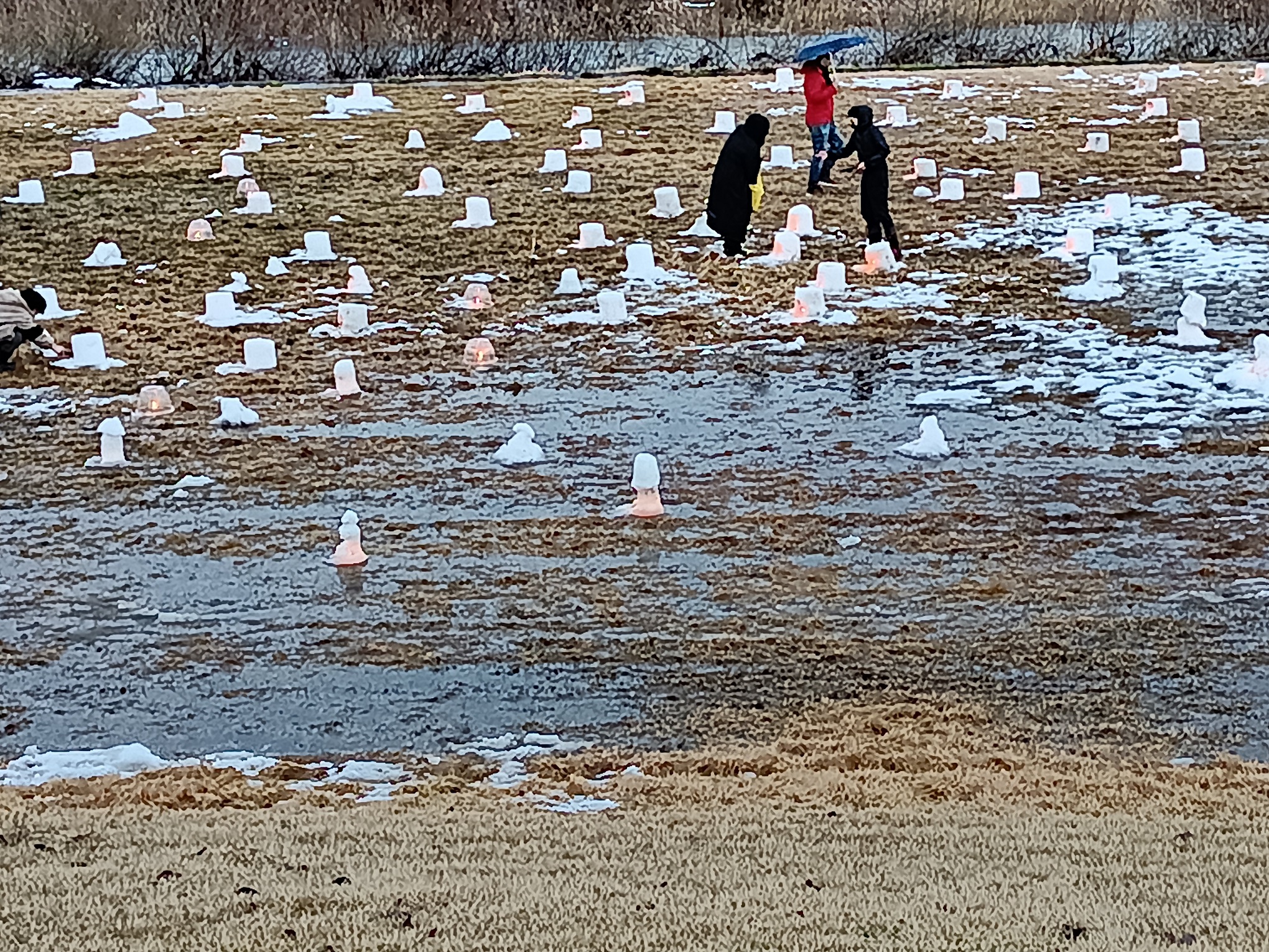 2月15日下午實況照,不僅雪屋穿雨衣、雪地變沼澤,施設好的雪燈,也因氣候暖化而扭曲變形,大自然用濃度過高的碳,為人類的雪燈進行醜陋的雕塑。