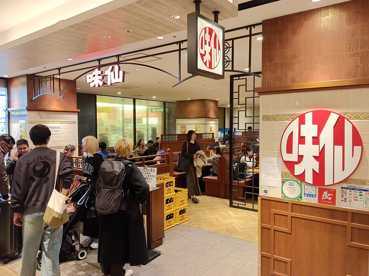 隨著「台灣拉麵」的廣受歡迎,創始店「味仙」在多處設有分店,以消化從各地蜂湧而來的大量食客,圖為名古屋車站店,為了一嚐台灣拉麵,每到用餐時間便大排長龍。