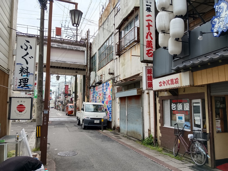 元町街道老舊、巷弄狹小,建議以二十八萬石居酒屋為標的,比較容易找到包子店。
