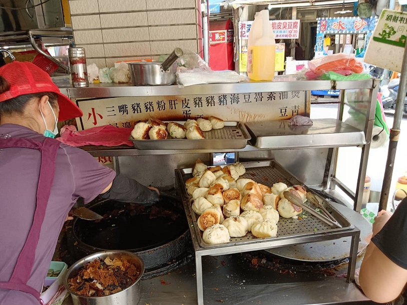 無名水包沒有店面,煎檯環境相當擁擠,包子煎好時暫放的不銹鋼架,就置於煎檯上,每次開鍋取包子時,鋼架都需移動。