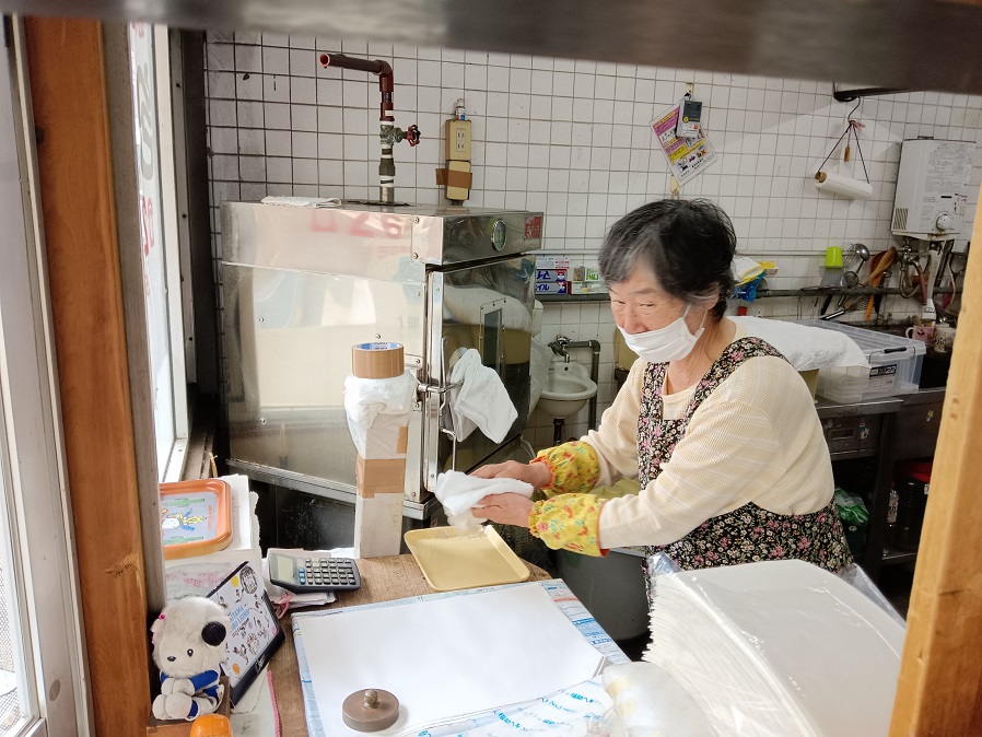 作坊裏的阿桑獨自一人完成包子的製作與販售。