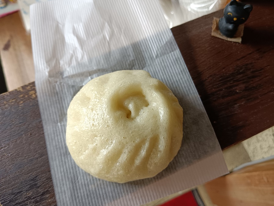 手工製作的包子,個頭中等,偏甜的麵皮帶有嚼勁。