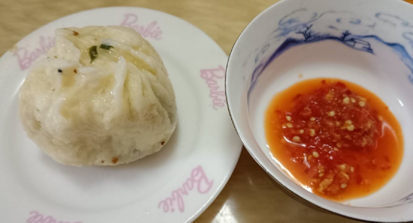 水煎包個頭不小,自家調製的蒜末辣椒醬酸度辣度都相當足夠,更不會有過鹹的問題。