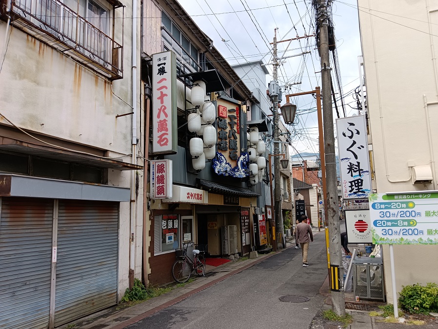 只容一台車輛通行的小巷裏,隱藏著50年的包子老店。