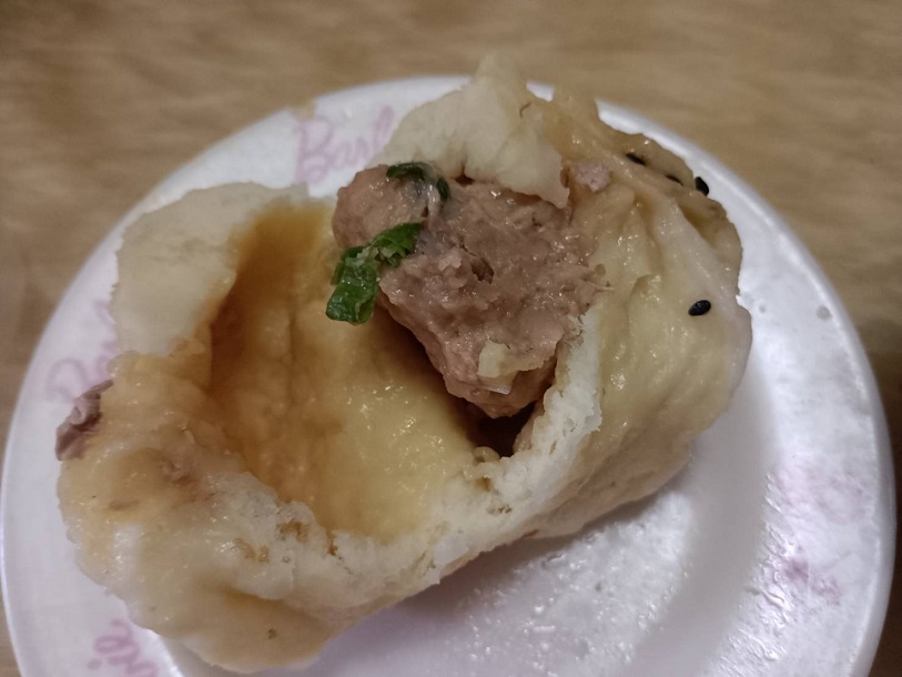 鮮肉包子以蔥調餡,蔥量比例約2至3成,蔥味不會過重。肉餡抱團效果明顯,撕開麵皮,肉餡亦不分離,醬油香氣是味覺的主角,也吃得到肉的鮮甜。