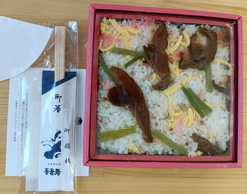 一開始打開餐盒,會有些小失望,但這其實是壽司的背面。