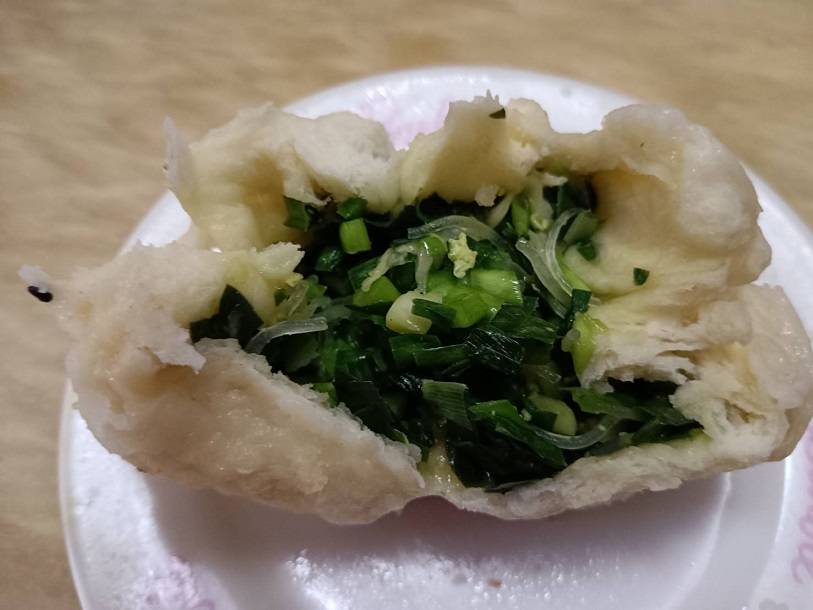 韭菜餡色澤翠綠,粉絲蛋碎等輔料較少,是突出韭菜香味的作法。