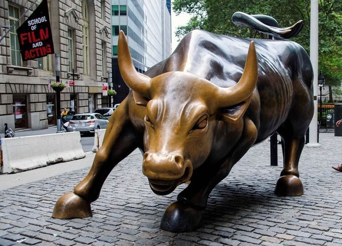 崩跌不尋常，拋售美股司空見慣？圖為美國華爾街地標Charging Bull