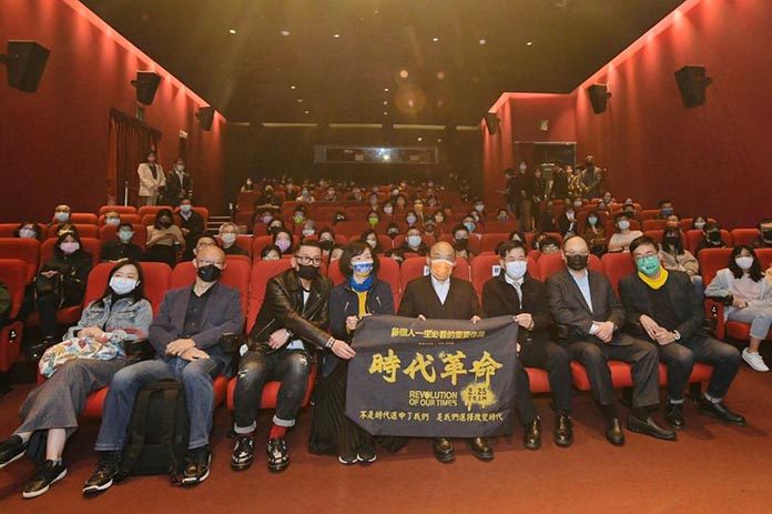 觀賞香港紀錄片《時代革命》 蘇揆：珍惜得來不易的民主自由