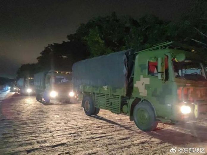東部戰區自27日晚，已開始為「抗颱」做準備，圖為軍車運送相關物資設備到可能遭遇襲擊的縣市。圖／取材東部戰區微博