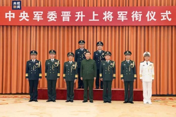 中共中央軍委主席習近平7月31日主持上將晉升儀式，包括新任火箭軍司令員王厚斌、政委徐忠波，間接證實火箭軍醜聞不斷，高層大洗牌。圖／取材央視新聞