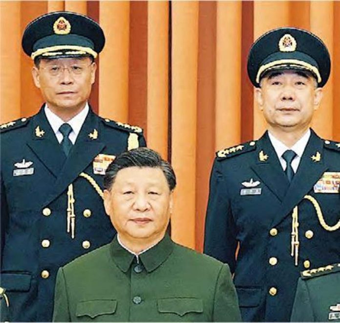 晉升上將軍銜的是火箭軍司令王厚斌（後左）、火箭軍政治委員徐西盛（後右），中間為中共總書記習近平。圖／新華社
