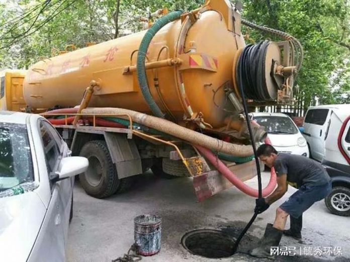 暴雨前夕，北京都可見抽水車嚴陣以待，圖為北京平日清理排水管線。圖／轉引網易