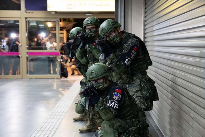 圖為上月模擬敵軍偽裝旅客意圖控制北車，憲兵偕同衛戍區守備部隊，成功奪回重要交通樞紐。圖／翻攝自軍聞社臉書