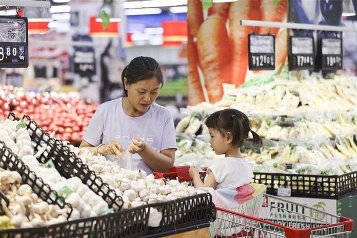 中國7月CPI年減0.3%，是2021年2月以來再度陷入負成長。圖為山西民眾在超市選購。圖/中新社