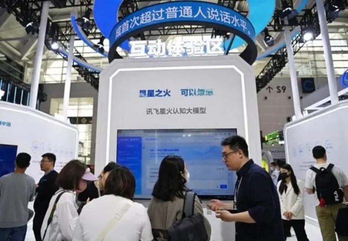 大陸各電商巨頭不斷研發生成式人工智慧，官方也積極極佈局，美國的限禁令多少對大陸仍具「卡脖子」作用。圖為5月在北京舉行的第七屆世界智能大會智能科技展區現場。圖／華聲在線