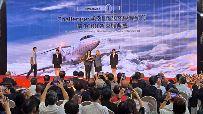 漢翔10日舉行「龐巴迪(Challenger)系列商務客機機尾段第1000架交接典禮」,龐巴迪採購總監向蔡總統敬獻客機模型。圖／記者宋秉忠攝