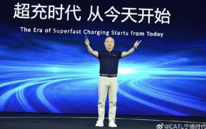 寧德時代發布全球首款磷酸鐵鋰4C超充電池，全面開啟新能源車超充時代。圖為寧德時代國內乘用車事業部首席技術官高煥介紹新研發。圖／寧德時代微博